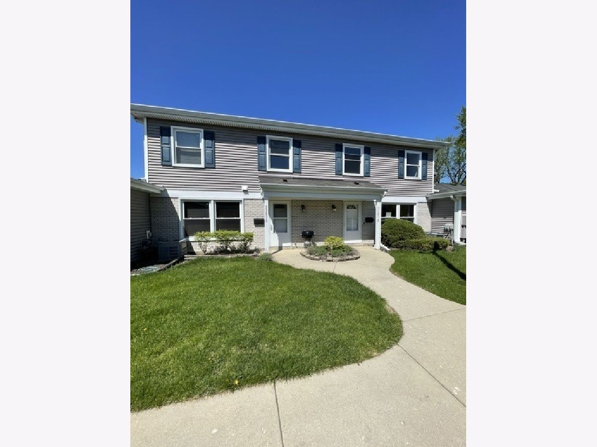  For Sale Hanover Park Illinois, 1301 Kingsbury Drive