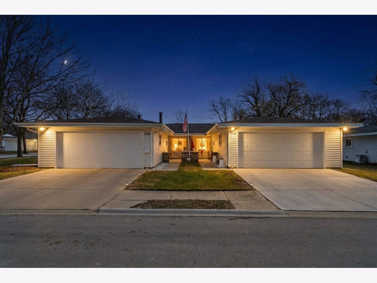 Townhomes & Condos & Homes For Sale Weathersfield South Schaumburg Illinois, 1135 Foxboro Court