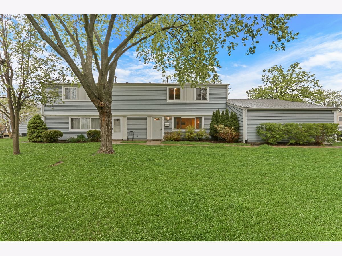  For Sale Wheeling Illinois, 751 Dover Place