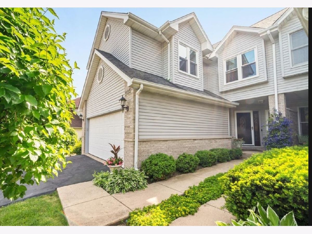 Townhomes & Condos For Sale Wildwood Cove St Charles Illinois, 905 Thornwood Court