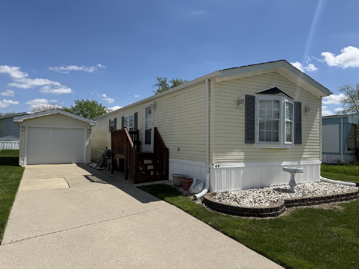 For Sale Beecher Illinois, 69 Meadowlark Lane