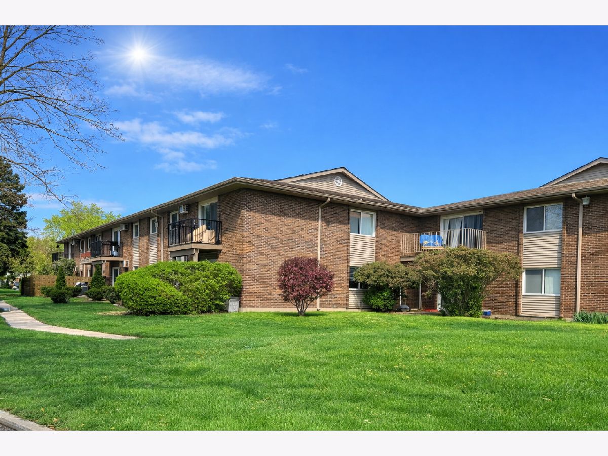 Condominiums For Sale Lisle Place Lisle Illinois, 2300 Old Tavern Road