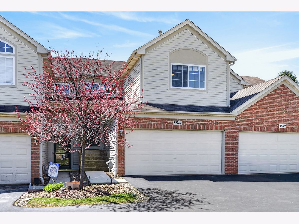 Townhomes & Condos & Homes For Sale Shenandoah Carpentersville Illinois, 3314 Blue Ridge Drive