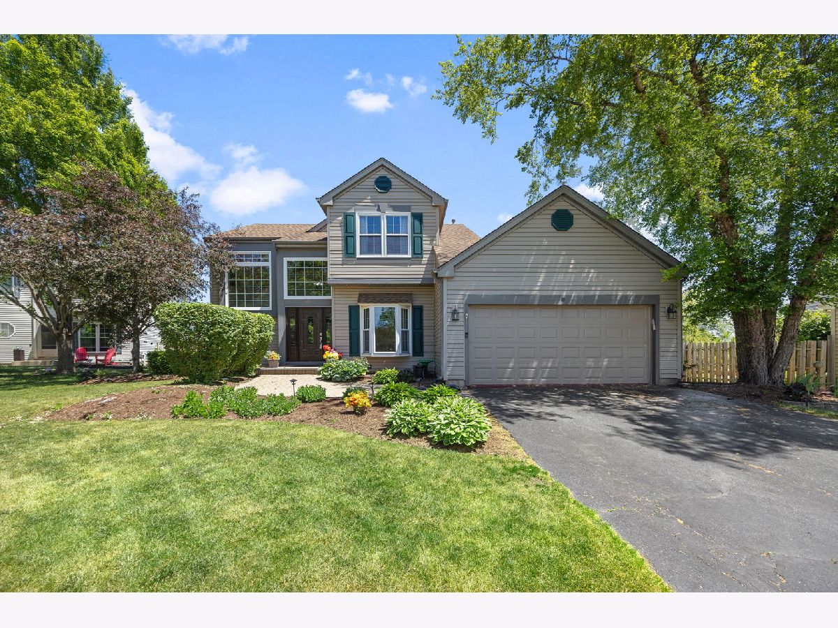  For Sale Lake In The Hills Illinois, 8 Elizabeth Court