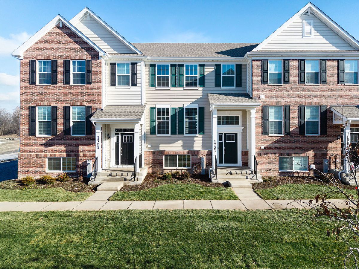  For Rent Lindenhurst Illinois, 1703 Neubauer