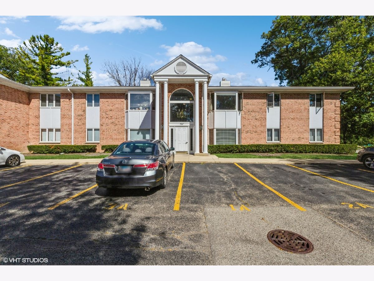 Condominiums Rented Adler Park Manor Libertyville Illinois, 1501 Milwaukee