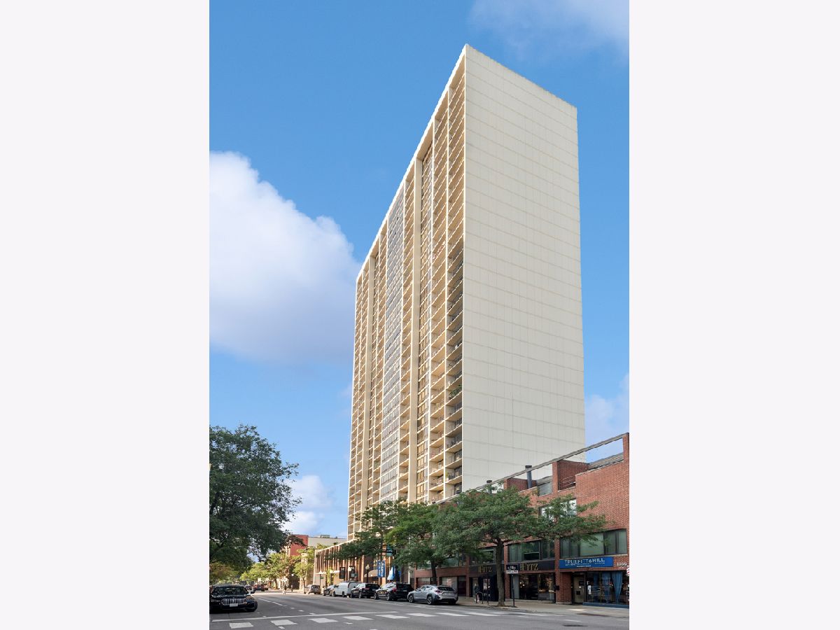 Condominiums For Sale Americana Towers Chicago Illinois, 1636 Wells Street