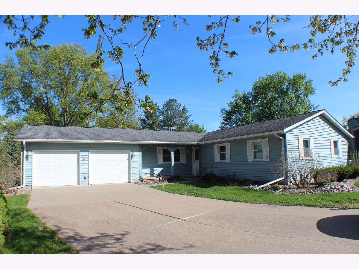  Sold Eldridge Iowa, 8 Apache
