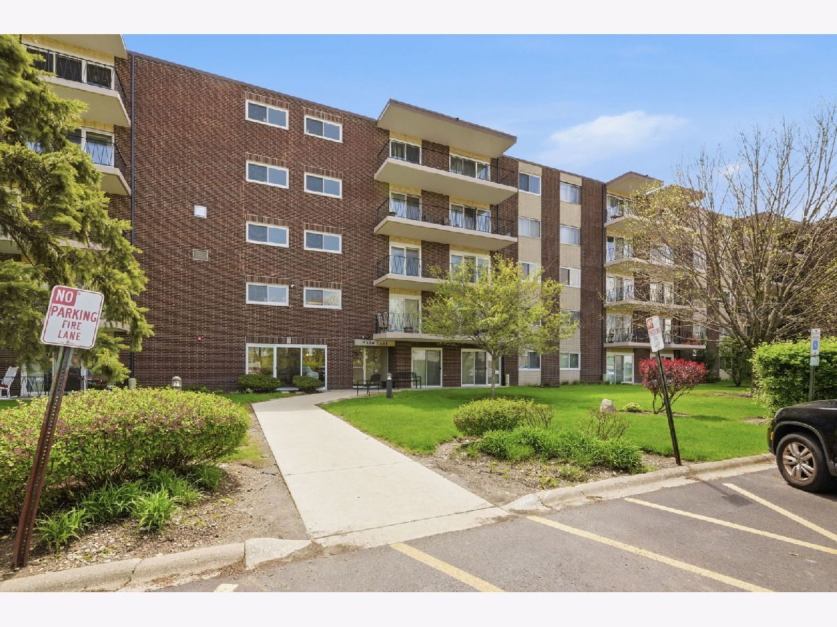 Condominiums For Sale Cameo West Downers Grove Illinois, 5300 Walnut Avenue