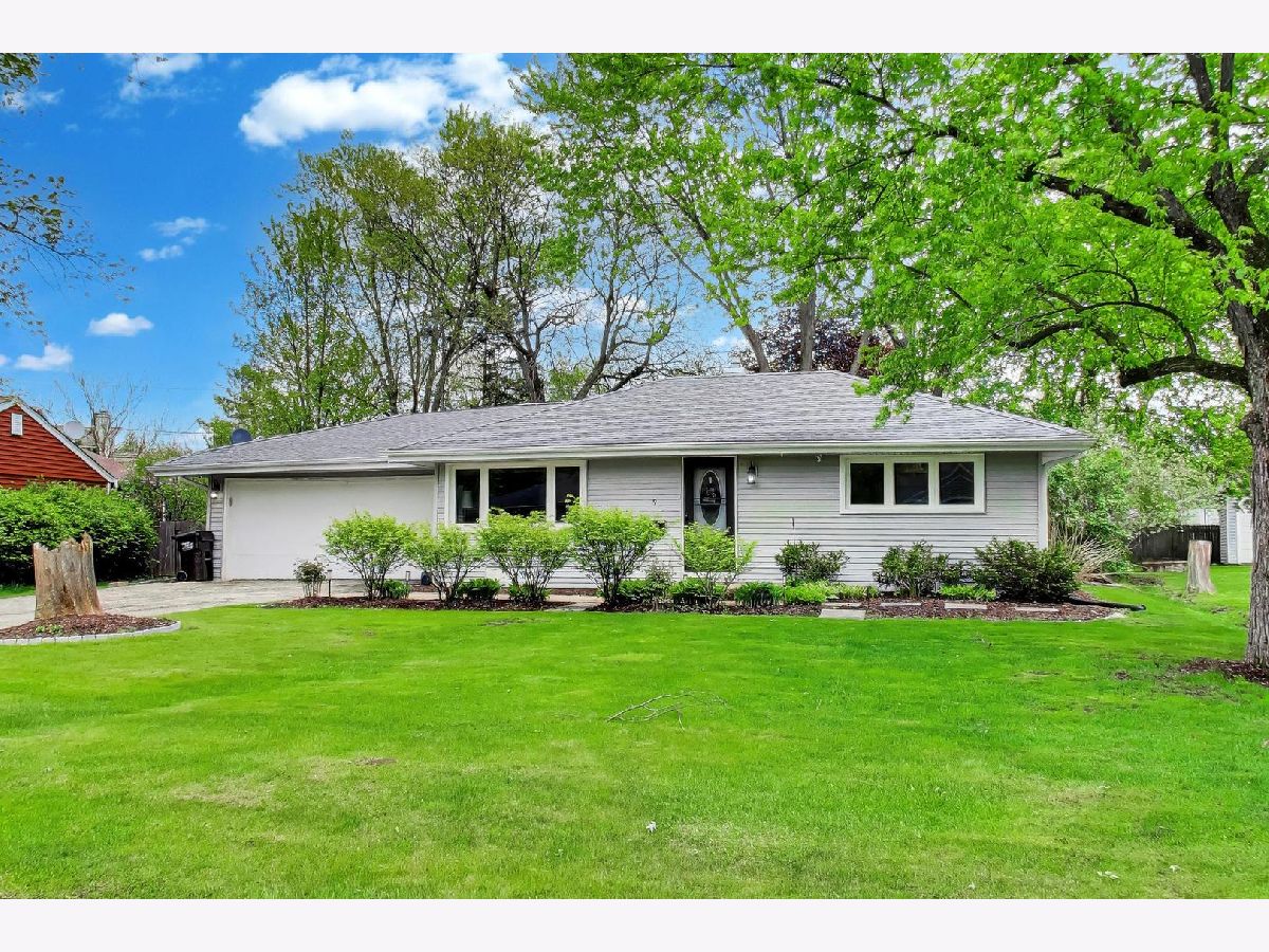 Homes For Sale Lake Zurich Manor Lake Zurich Illinois, 9 Johnathan Road