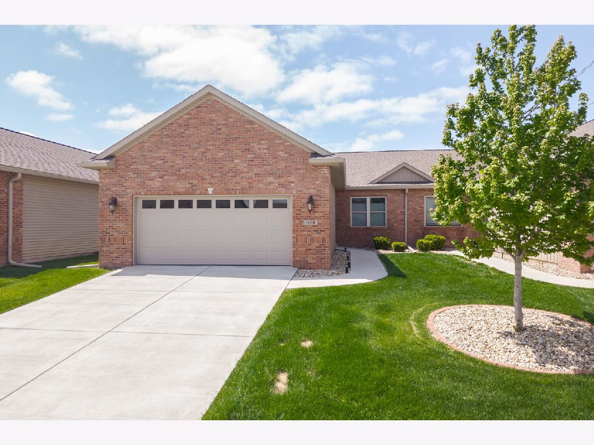 Condos & Townhomes & Homes For Sale Dunraven Bloomington Illinois, 1903 Dunraven Road