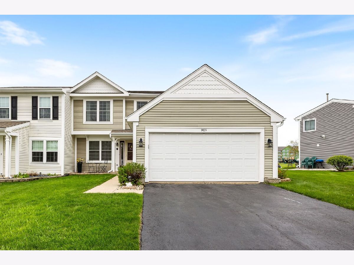 Condos & Townhomes & Homes For Sale Fox Chase Round Lake Beach Illinois, 909 Fox Chase Dr Drive