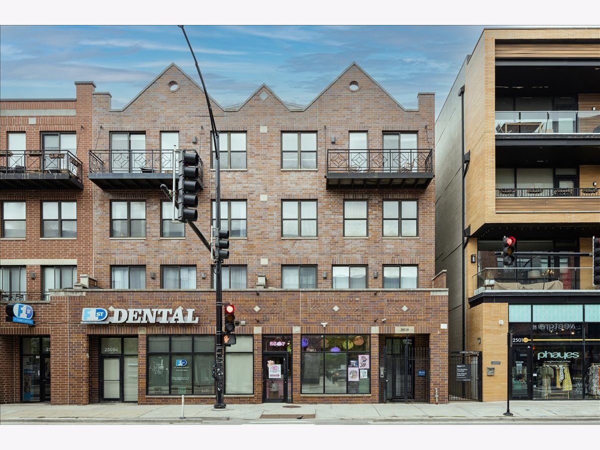  For Sale Chicago Illinois, 2509 Milwaukee Avenue