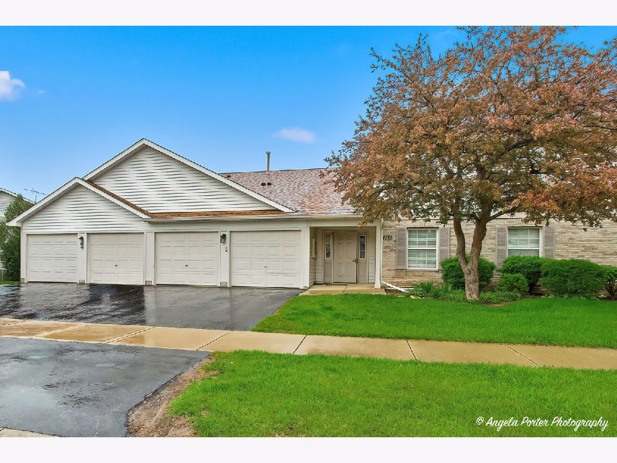  For Sale Round Lake Beach Illinois, 1152 Red Oak Circle