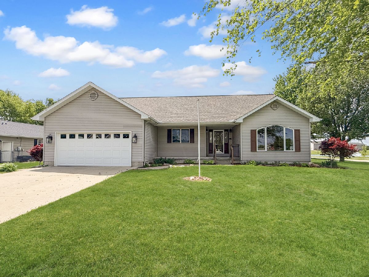  For Sale Fisher Illinois, 409 Betty Court