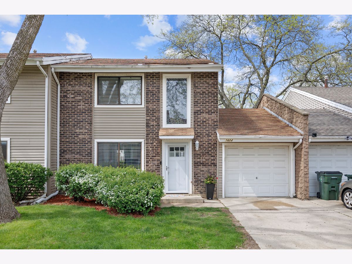 Townhomes & Condos For Sale Hidden Creek Palatine Illinois, 1624 Waterford Lane