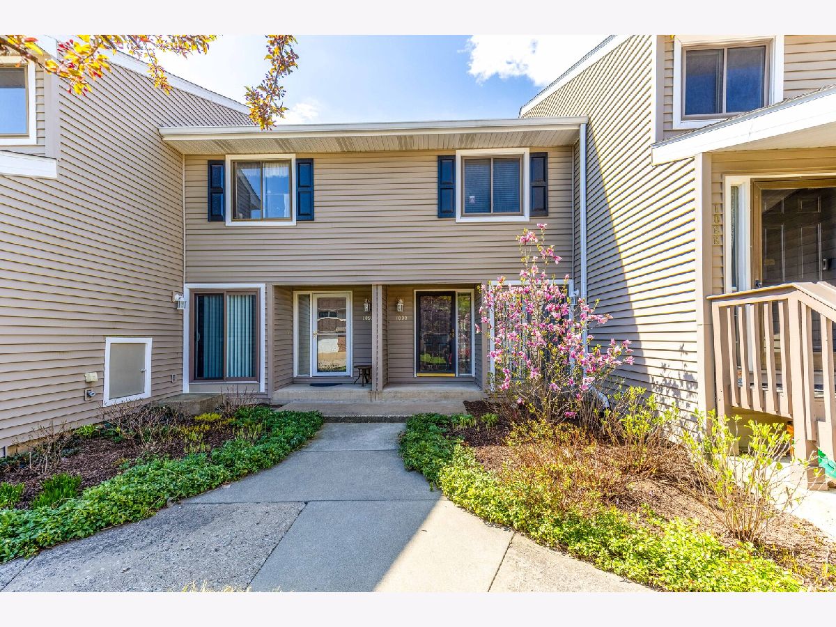 Townhomes & Condos For Sale Hidden Lake Village Buffalo Grove Illinois, 1090 Pine Tree Circle