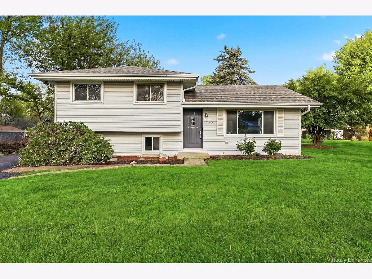  For Sale Carpentersville Illinois, 152 Skyline Drive