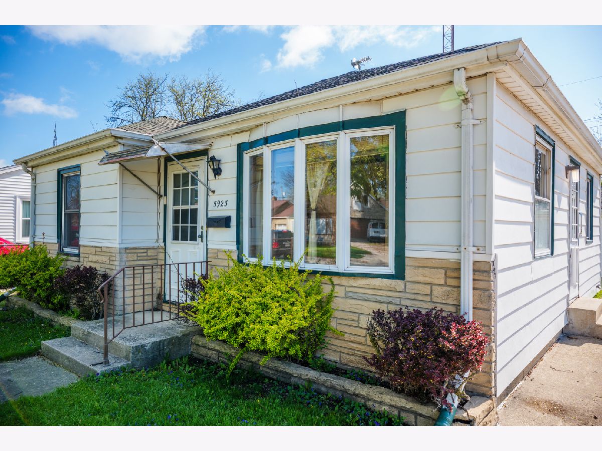  For Sale Kenosha Wisconsin, 5923 44th Avenue