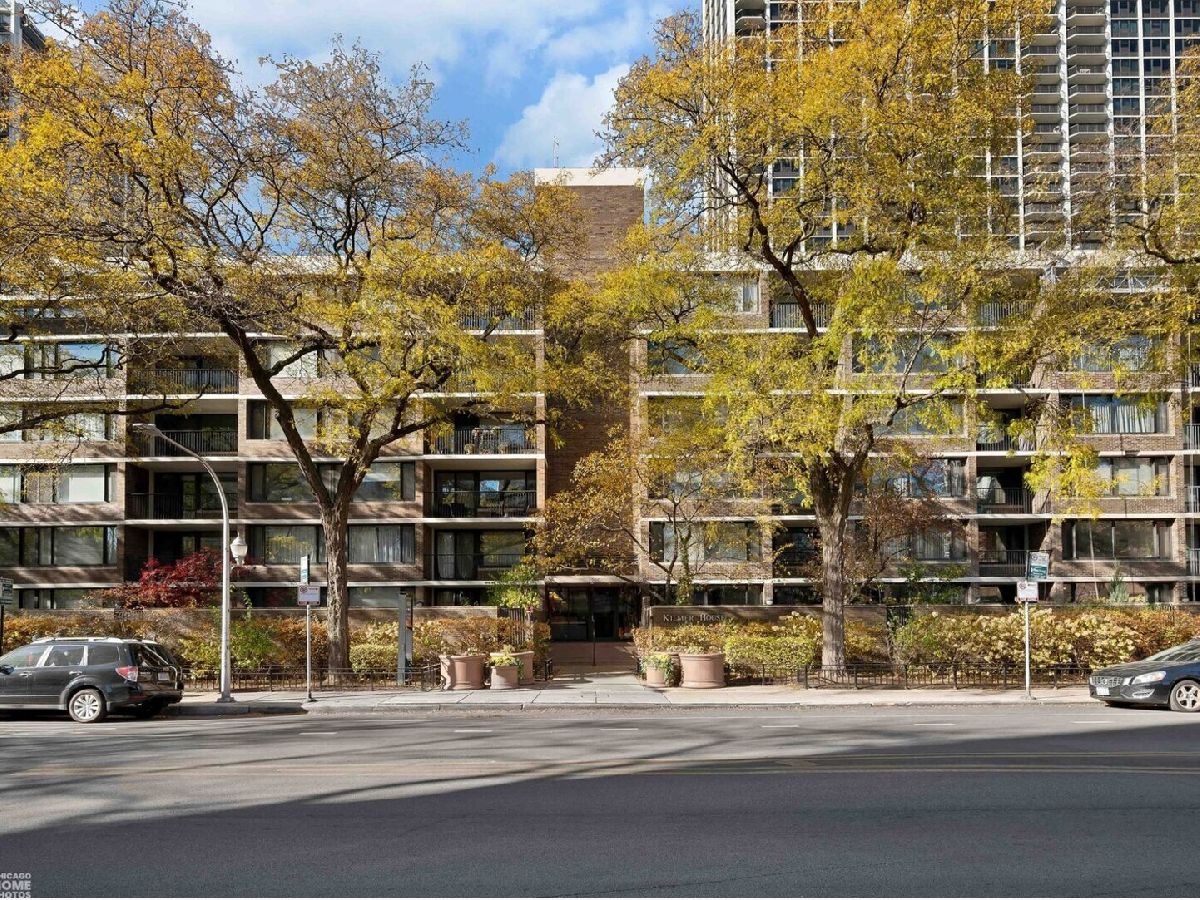 Condos & Townhomes For Sale Sandburg Village Chicago Illinois, 1555 Sandburg Terrace