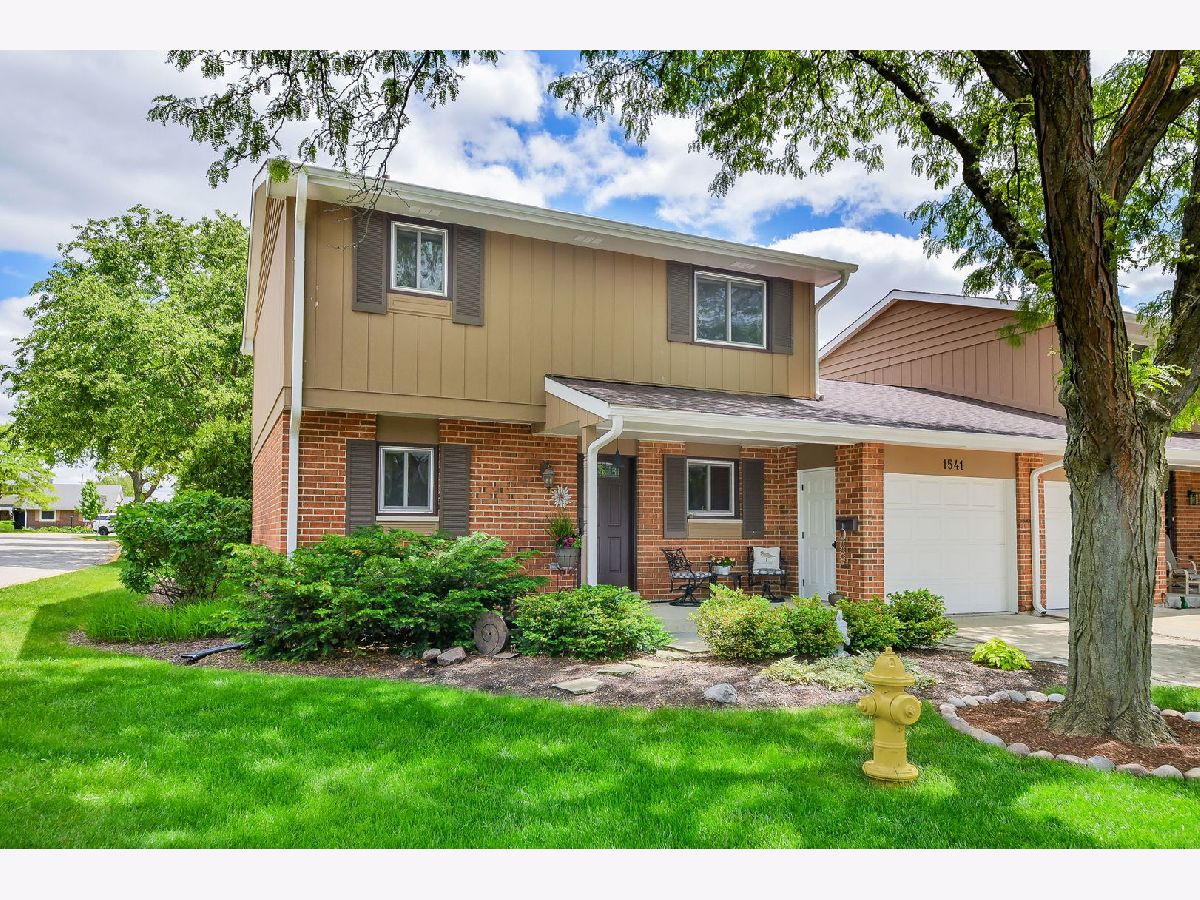 Condos & Townhomes & Homes For Sale Briarcliffe Knolls Wheaton Illinois, 1541 Brittany Court
