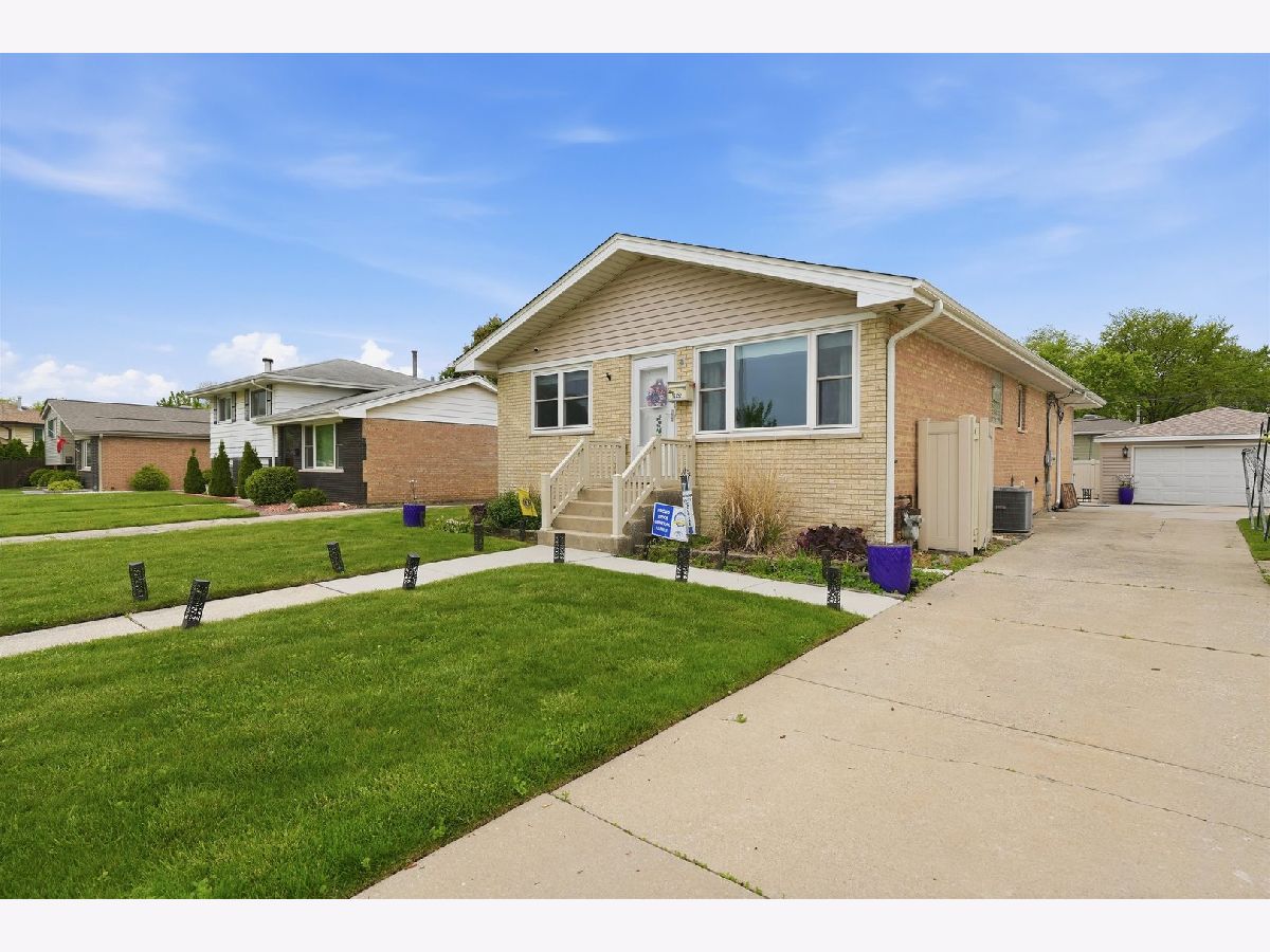  For Sale Chicago Ridge Illinois, 10352 Leslie Lane