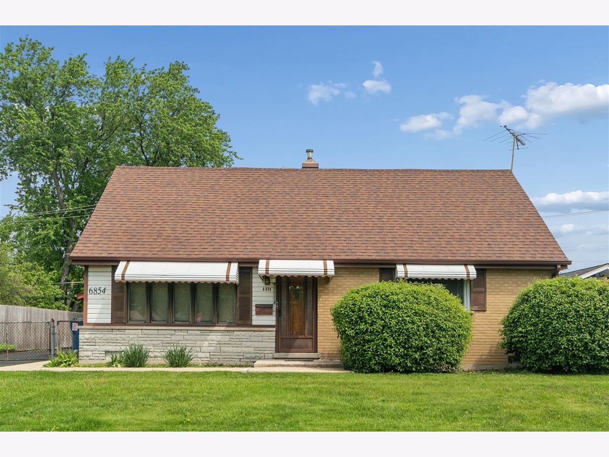  For Sale Bridgeview Illinois, 6854 Saratoga Drive
