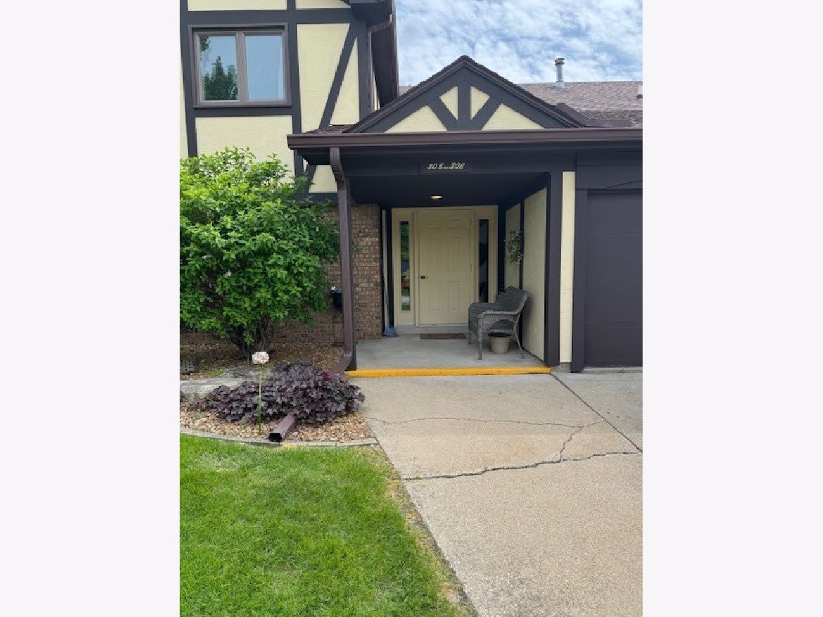 Condos & Townhomes For Sale Country Club Place Pontiac Illinois, 307 Carol Court