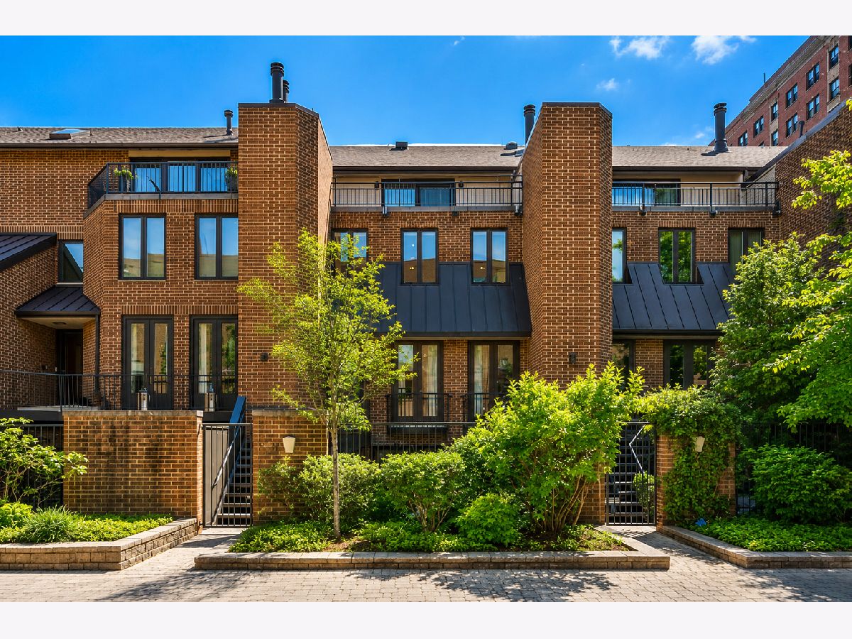 Townhomes Sold Sutton Place Chicago Illinois, 1307 Sutton
