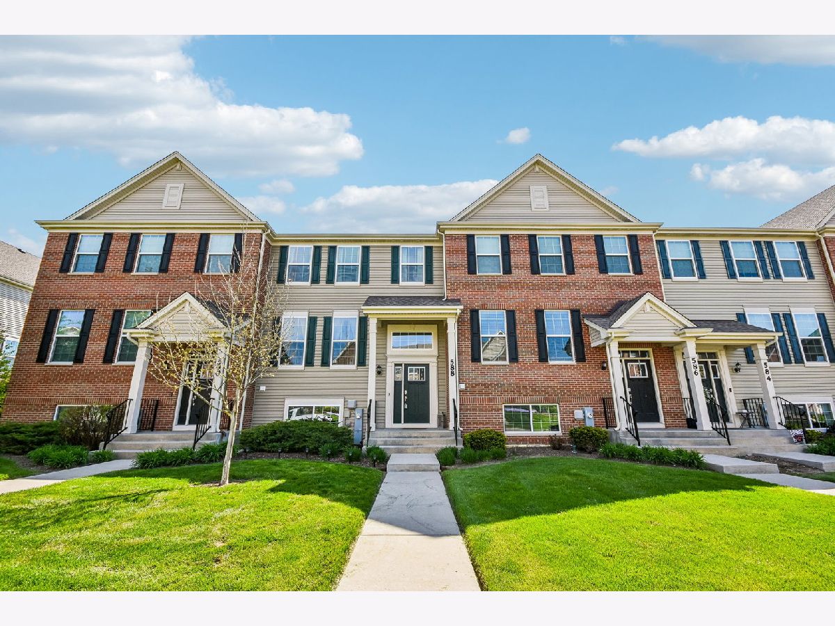 Homes & Condos & Townhomes For Sale Woodlore Estates Crystal Lake Illinois, 588 Cimmaron Circle