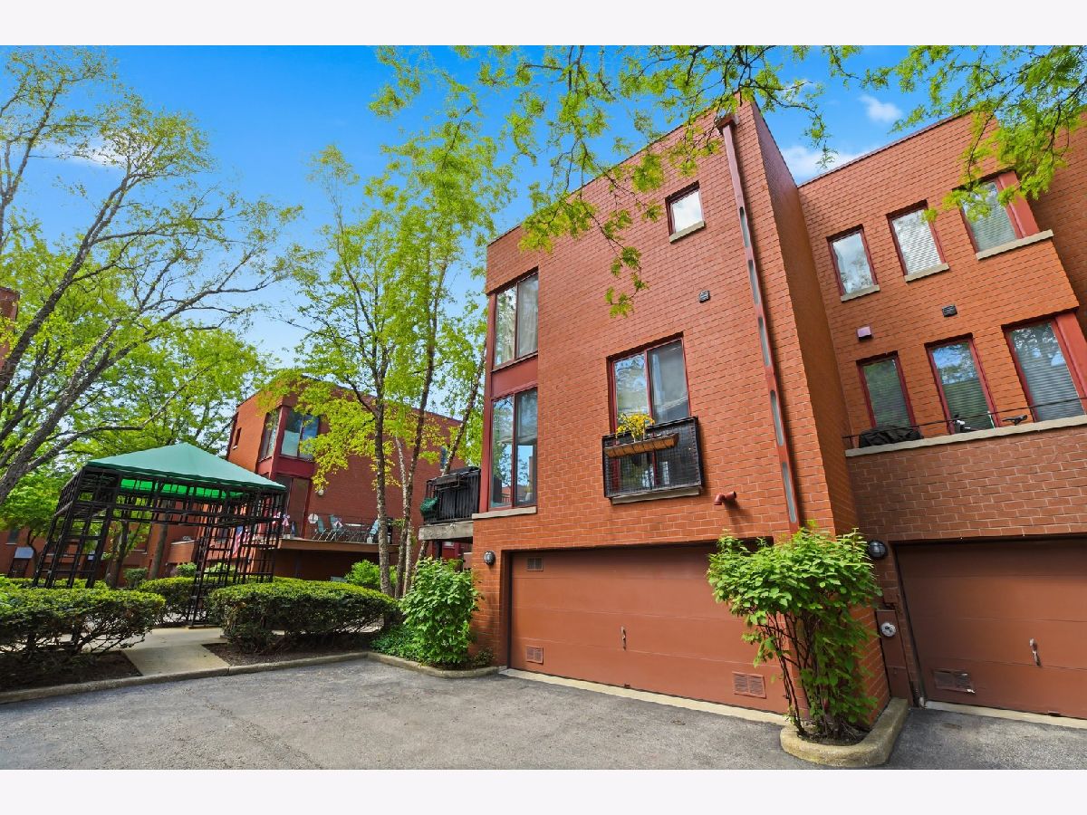 Townhomes & Condos & Homes For Sale Dearborn Park Ii Chicago Illinois, 1250 Federal Street