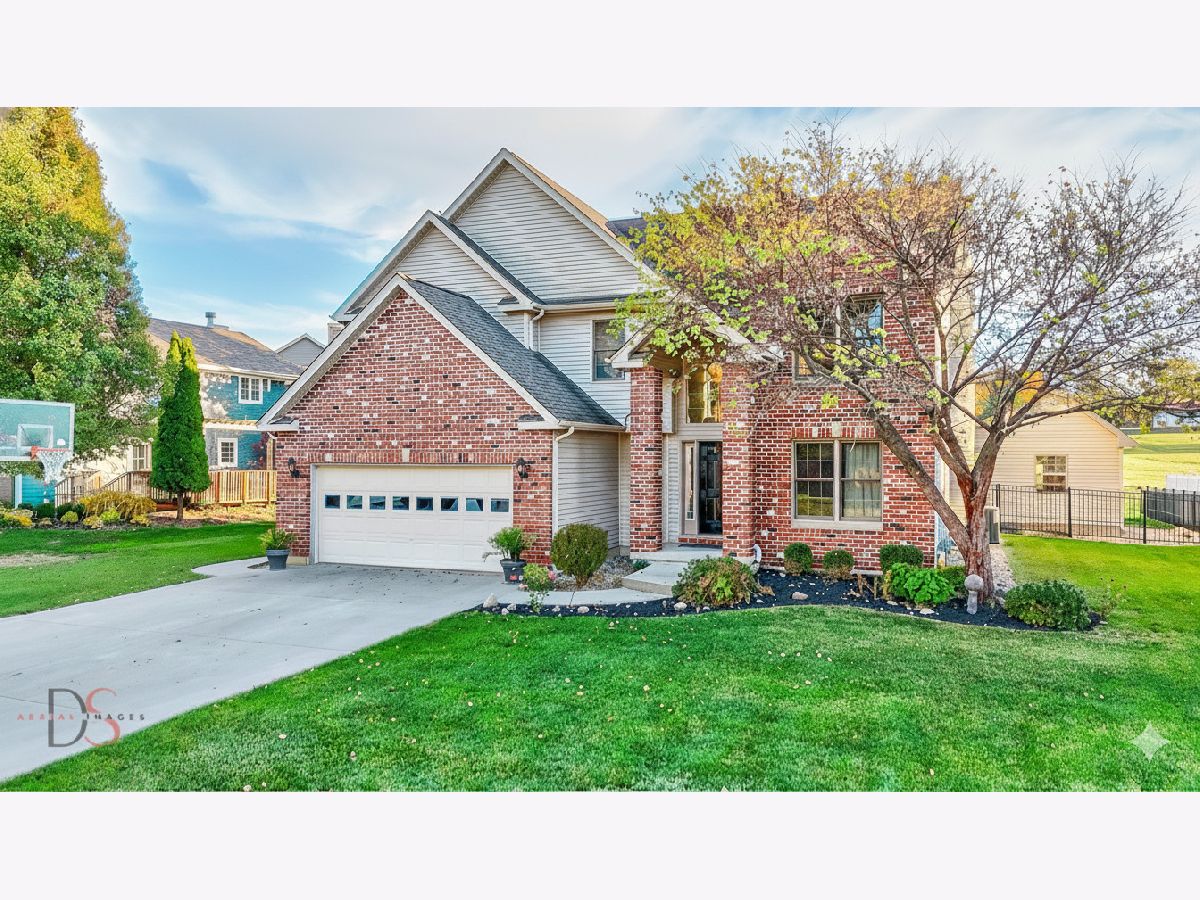  For Sale Ottawa Illinois, 1123 Country Oak Drive