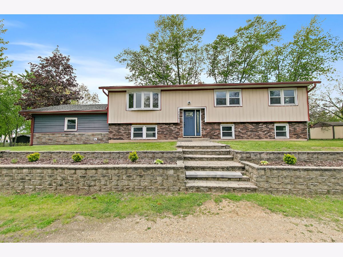 Homes For Sale Lake In The Hills Estates Lake In The Hills Illinois, 1101 Burr Street