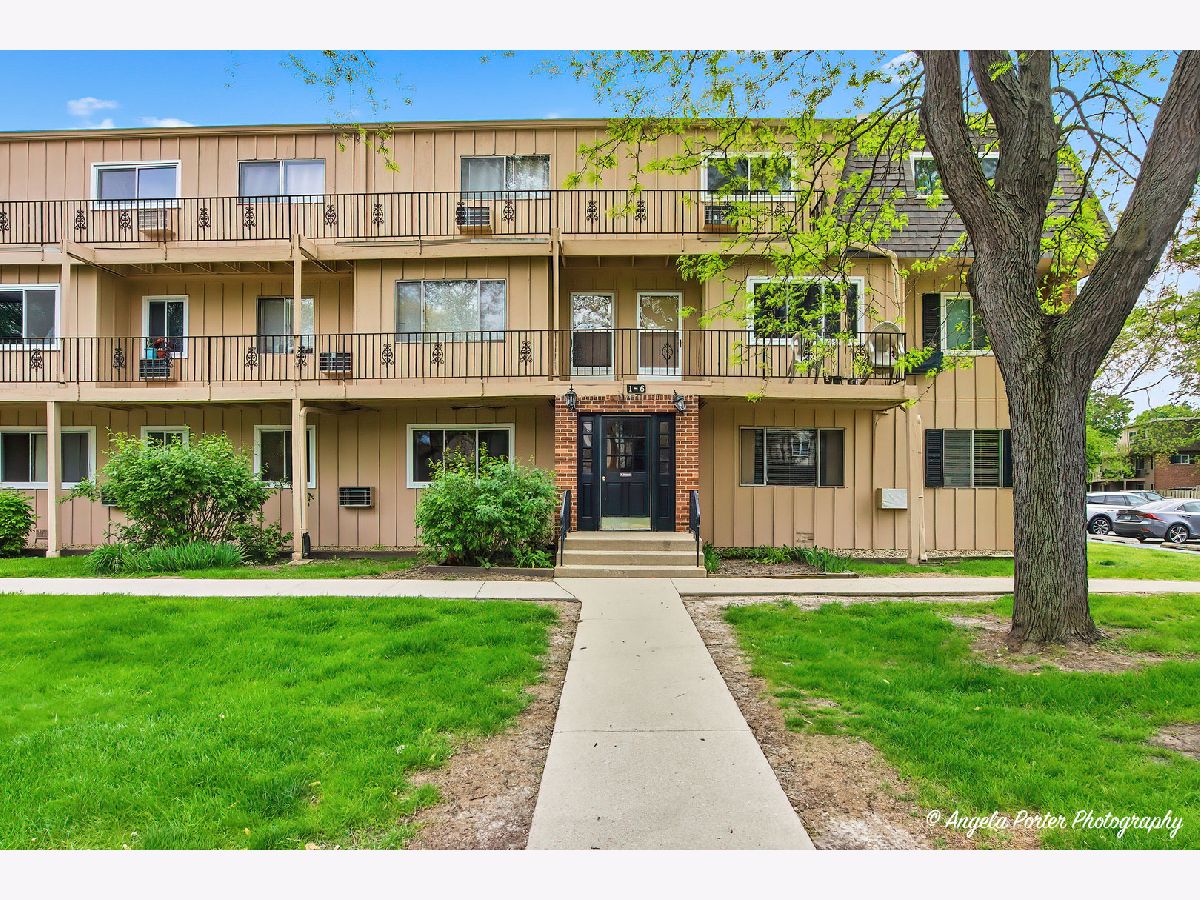 Condominiums For Sale Coach Light Rolling Meadows Illinois, 2504 Algonquin Road