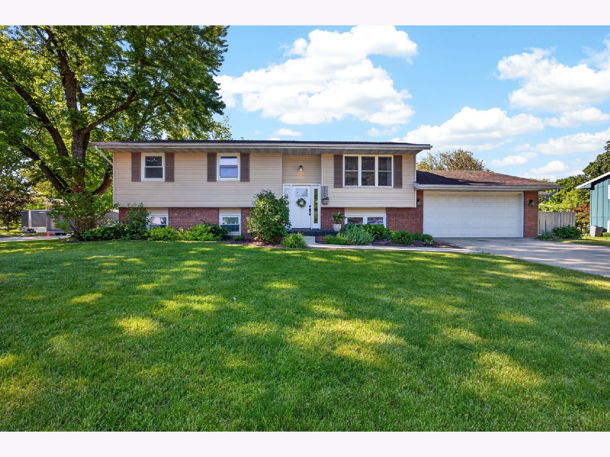 Homes & Condos & Townhomes For Sale University Estates Normal Illinois, 1701 Judine Lane