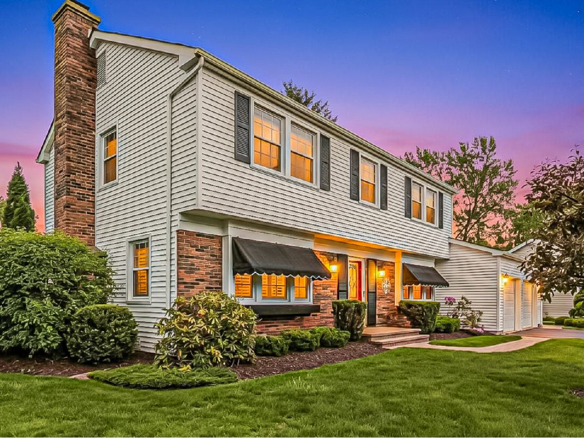 Homes For Sale Strathmore Buffalo Grove Illinois, 5 Knight Hill Lane