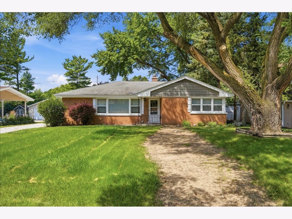 Homes For Sale Loch Lomond Mundelein Illinois, 1186 Highland Road