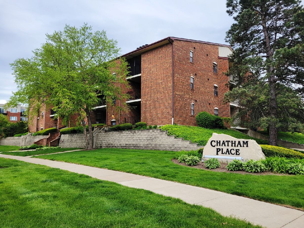 Condominiums For Sale Chatham Place Buffalo Grove Illinois, 780 Weidner Road