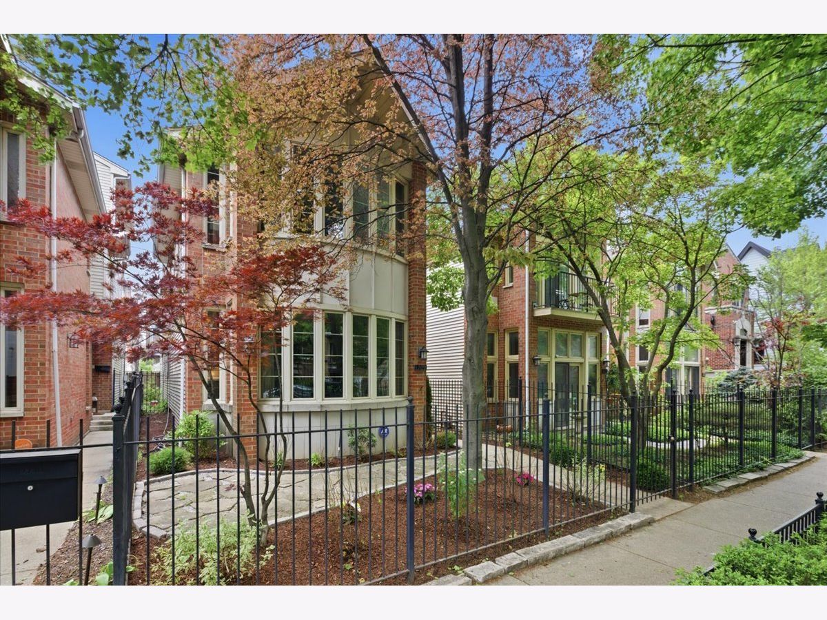  For Sale Chicago Illinois, 1209 Roscoe Street