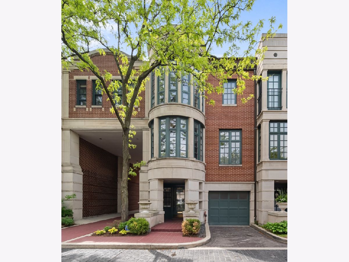 Townhomes & Condos & Homes Sold Embassy Club Chicago Illinois, 2650 Southport
