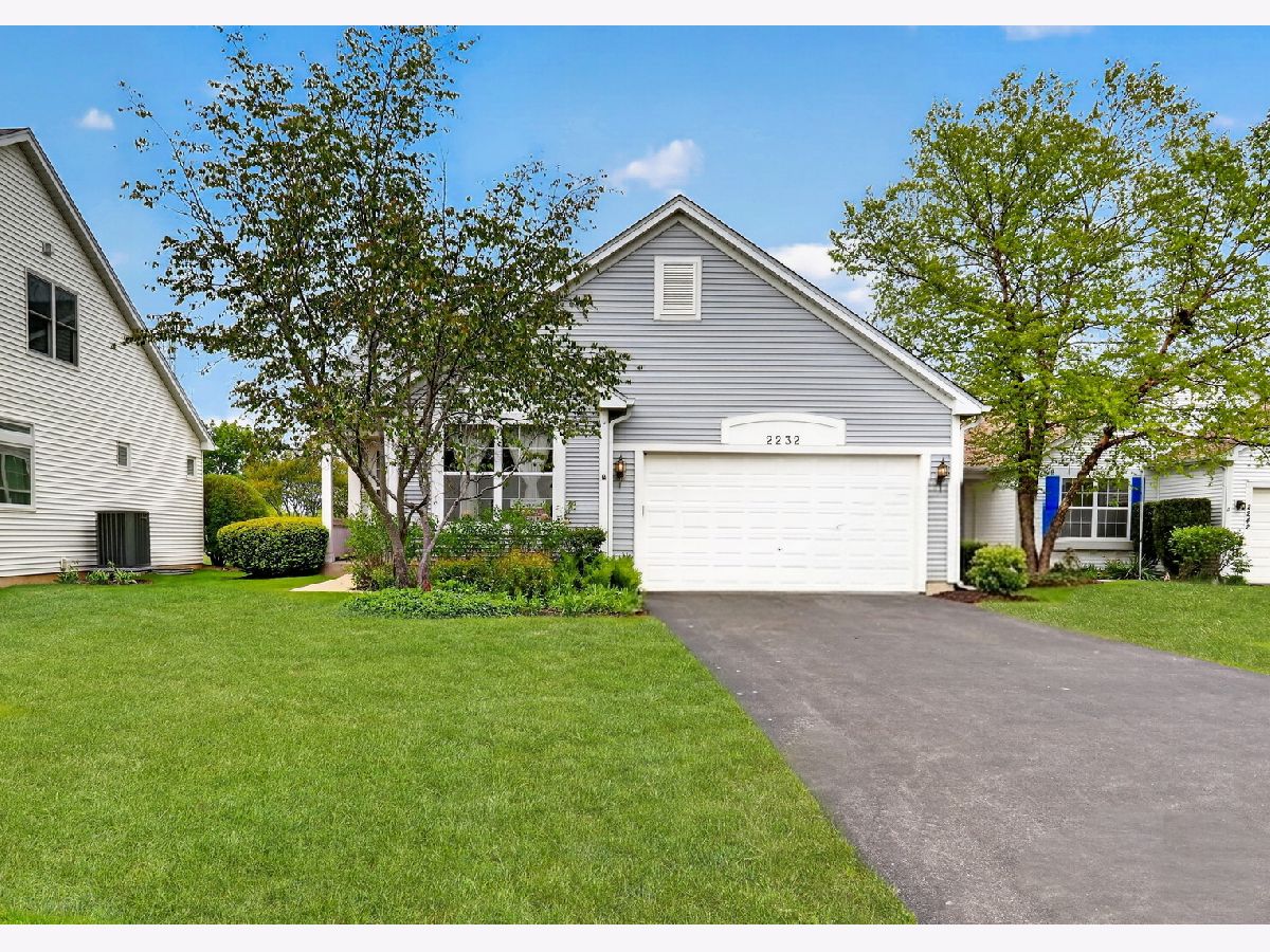 Townhomes & Homes For Sale Carillon North Grayslake Illinois, 2232 Wilshire Court