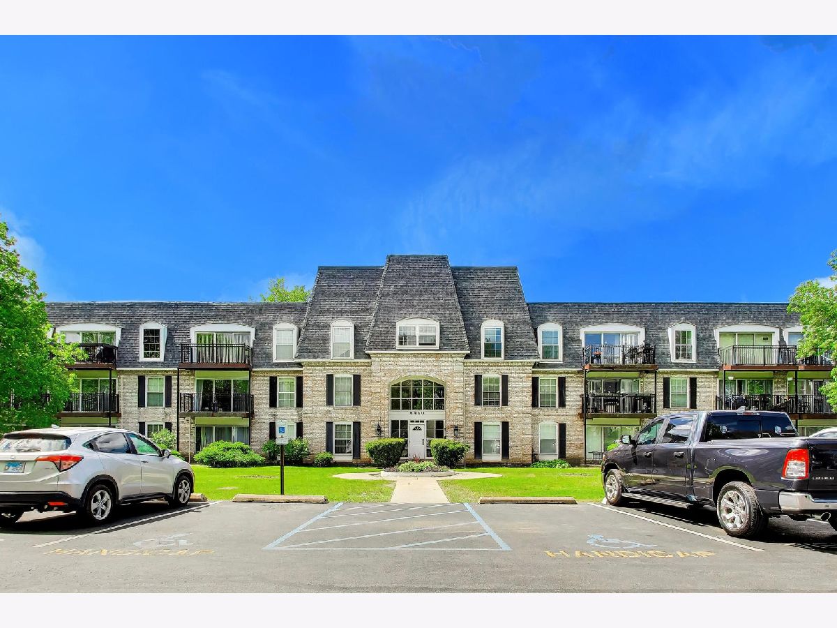 Condominiums For Sale Carriage Way Rolling Meadows Illinois, 5400 Carriageway Drive