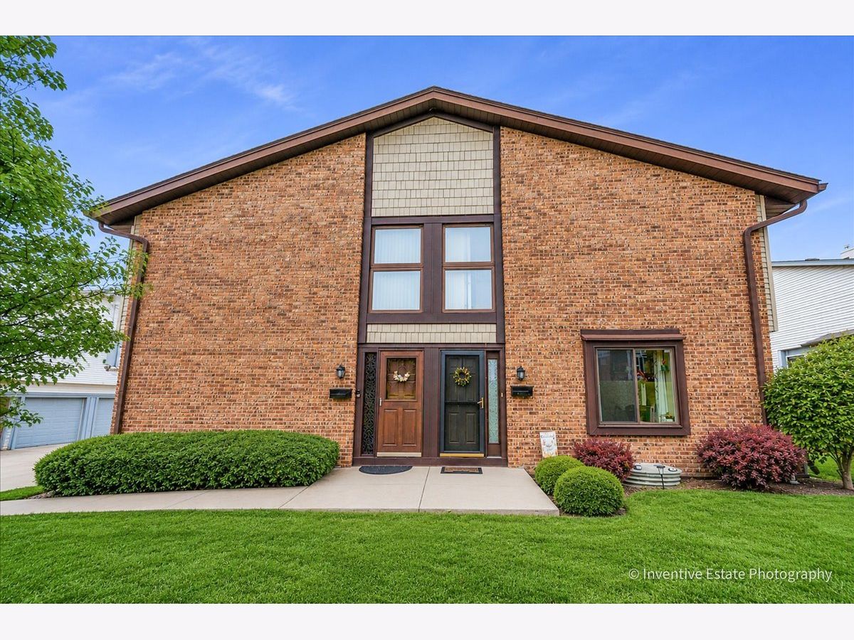  For Sale Darien Illinois, 8325 Portsmouth Drive