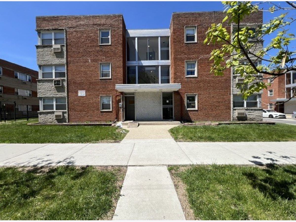 Homes & Condos & Townhomes Rented Budlong Woods Chicago Illinois, 2401 Balmoral