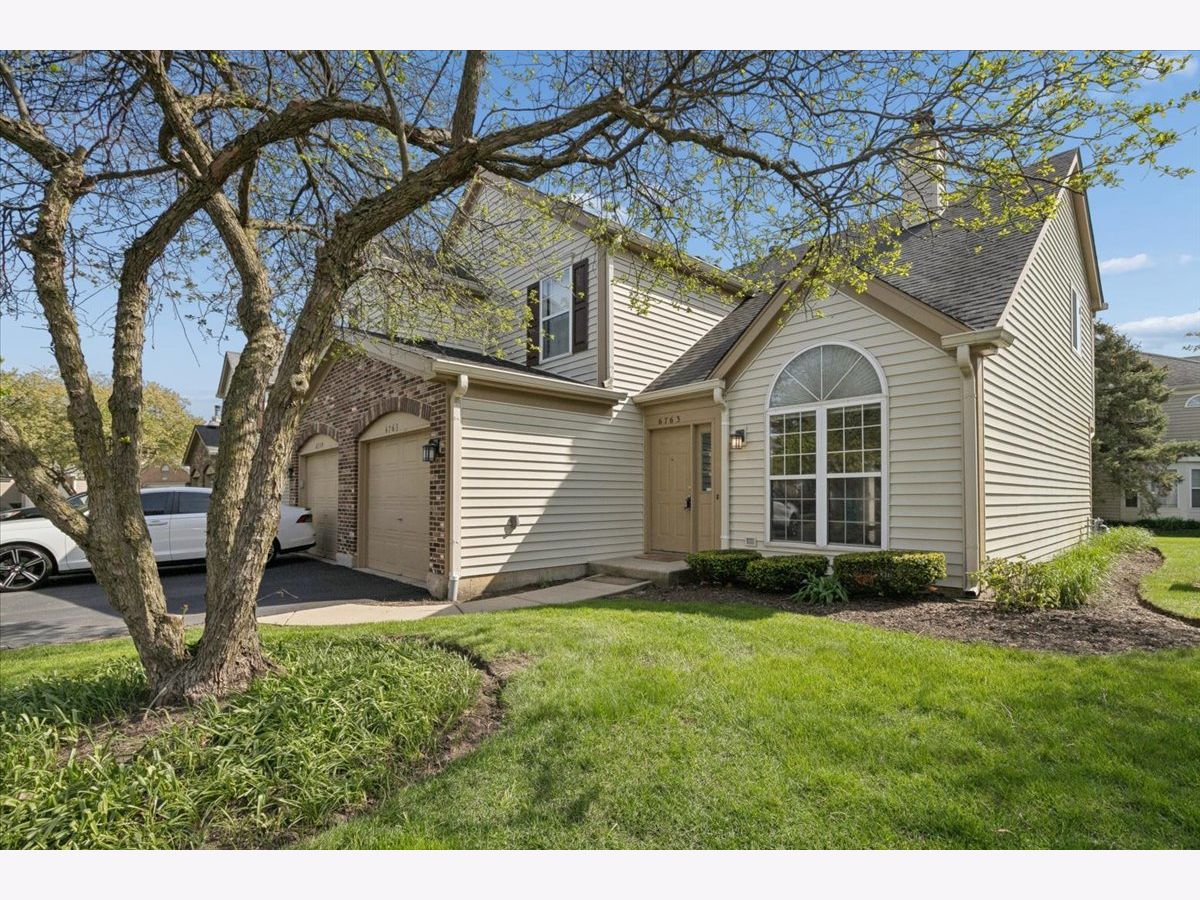Townhomes & Condos & Homes For Sale Stonebrook Gurnee Illinois, 6763 Roanoake Court
