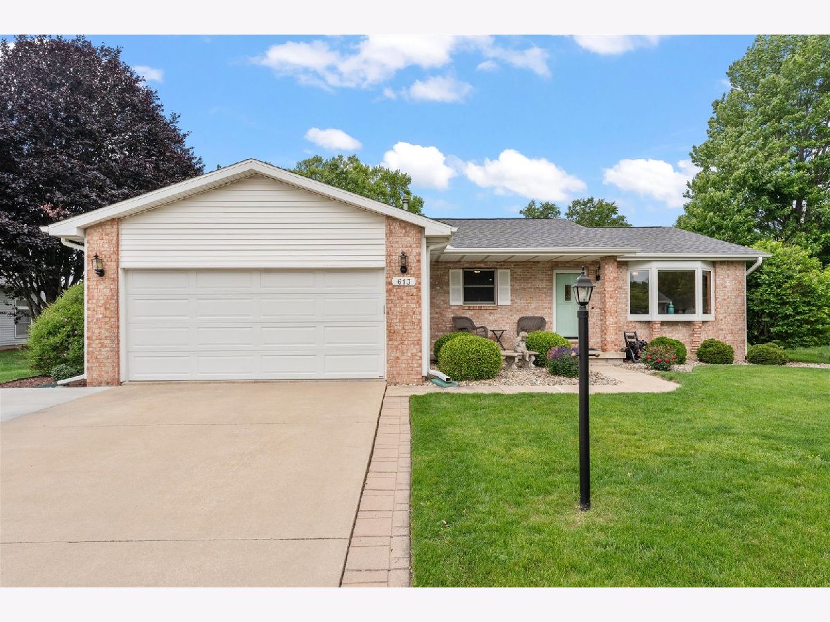 Homes & Condos & Townhomes For Sale Westlake Champaign Illinois, 613 Crestwood Drive