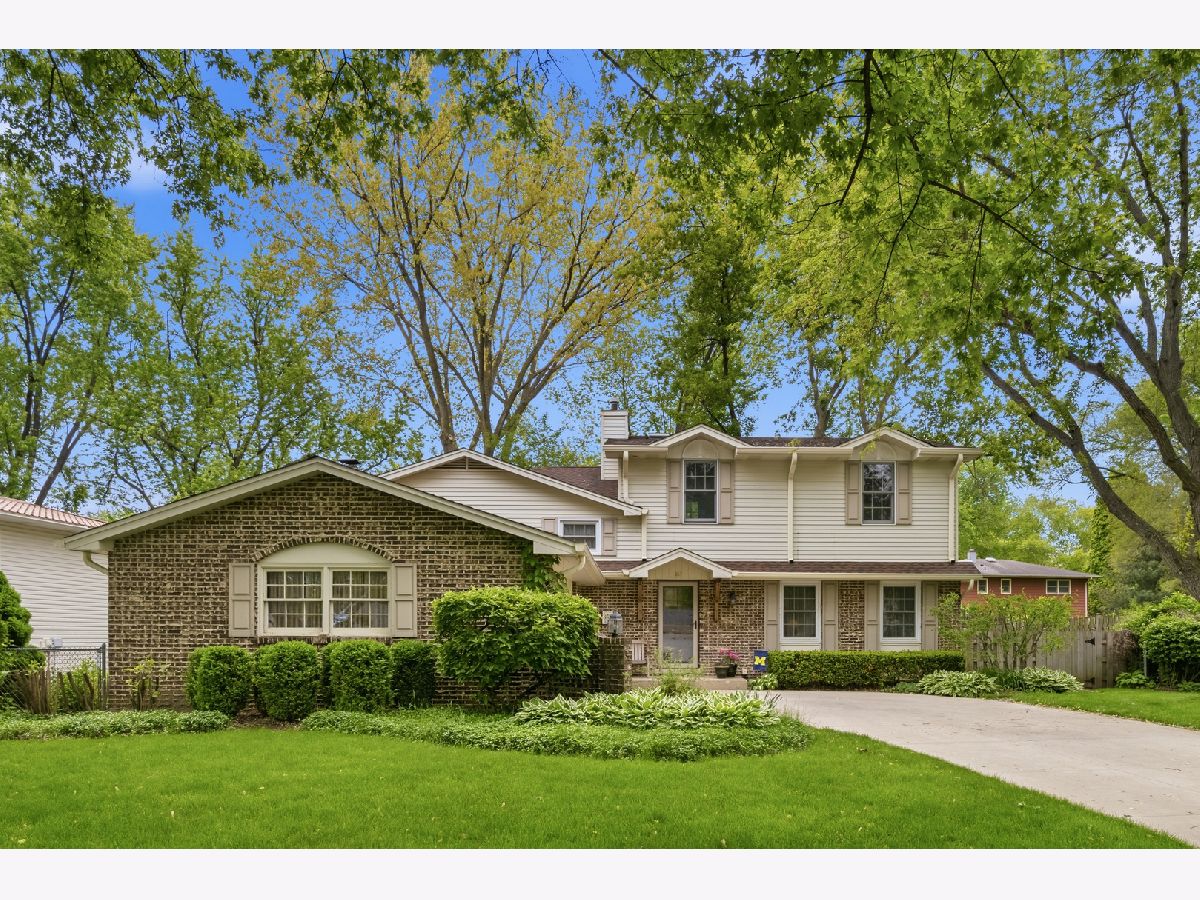  For Sale Libertyville Illinois, 827 Liberty Bell Lane