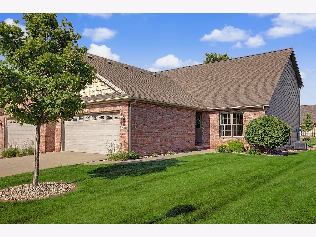 Condos & Townhomes & Homes For Sale Dunraven Bloomington Illinois, 1724 Dunraven Road