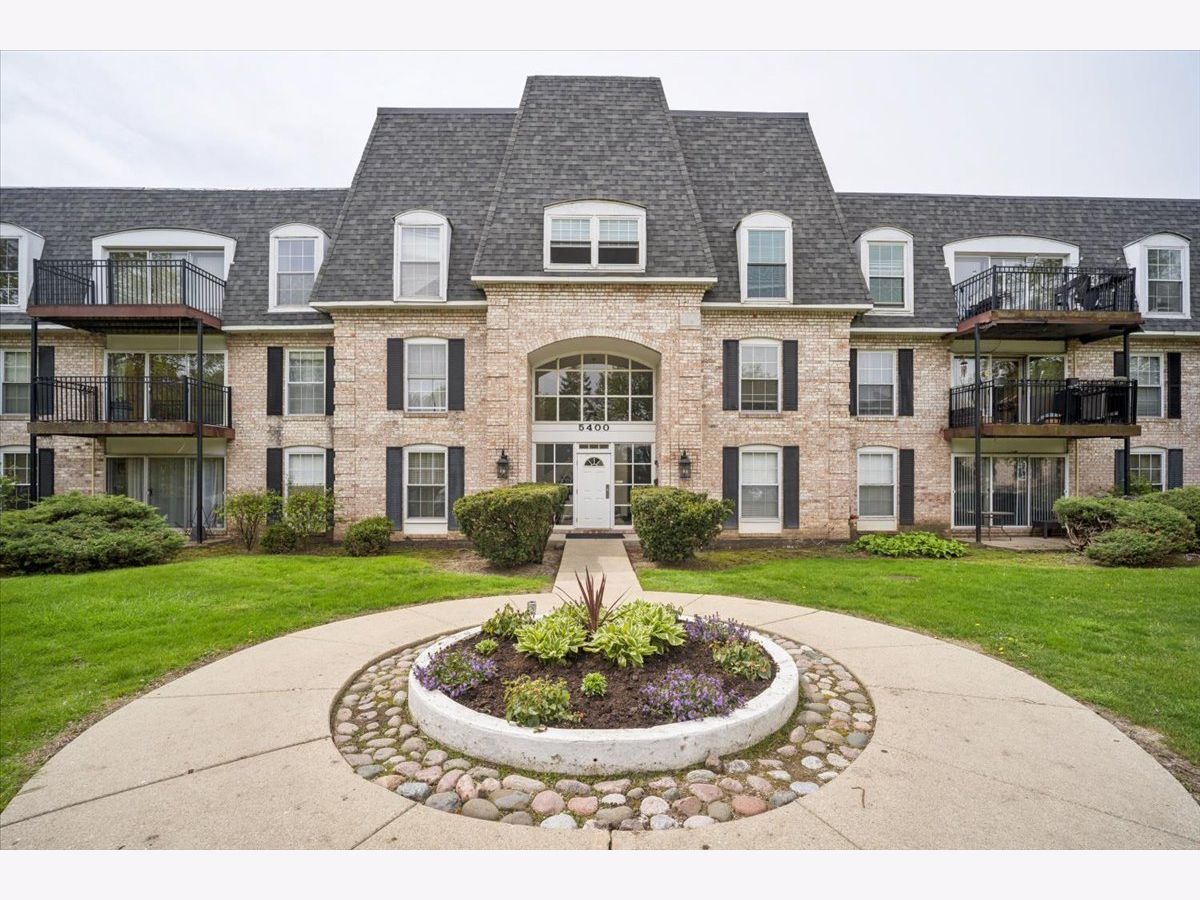 Condominiums For Sale Carriage Way Rolling Meadows Illinois, 5400 Carriageway Drive