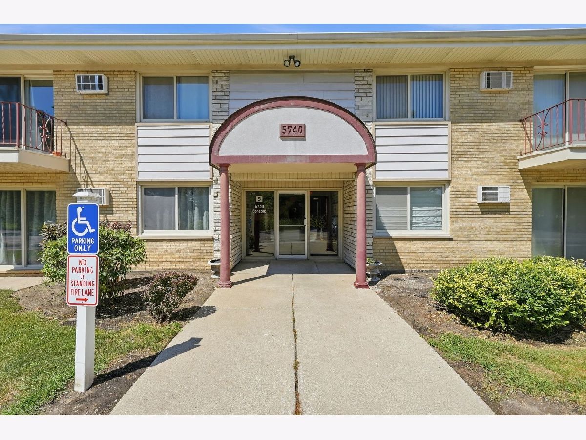  For Sale Clarendon Hills Illinois, 5740 Concord Lane